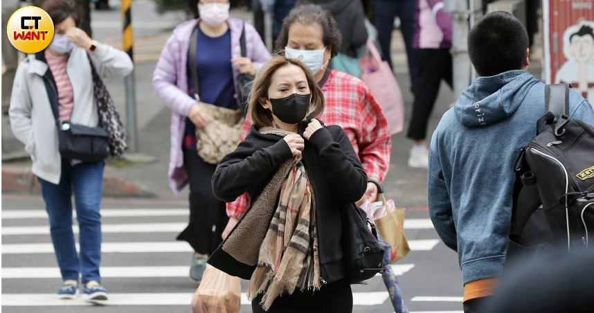 今天全台各地白天起氣溫回升，早晚溫差仍大，要注意保暖。（示意圖／黃耀徵攝）