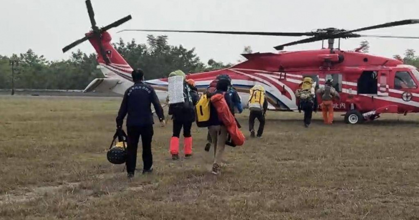 搜救人員搭乘直升機前往救援。（圖／翻攝照片）