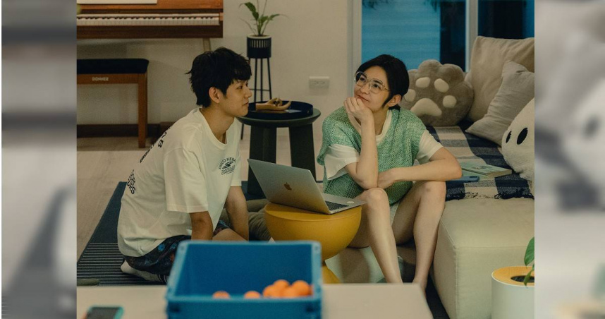 《整形過後》洪暐哲（左）是「向日葵弟弟」，看到張榕容（右）眼神就會亮起來。（圖／六魚文創）