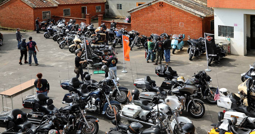 百多輛哈雷機車齊聚百年茶廠的紅磚古厝前，構成衝突又有趣的畫面。（圖／吳德亮攝）