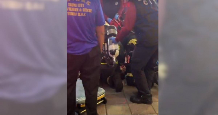 男子在台北車站施放完煙霧彈後，又跑到中山區百貨公司砍人，導致3人受傷。（圖／翻攝畫面）