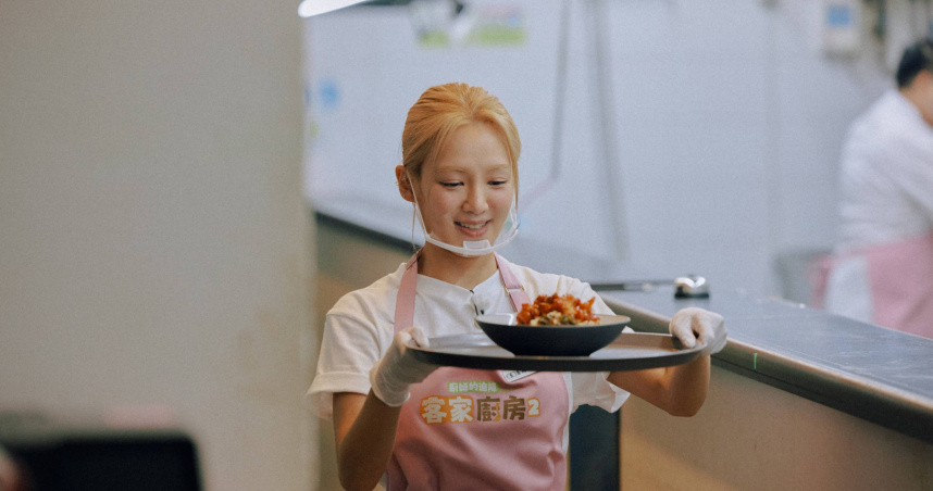 「第二個營運之夜」忙碌到孝淵走出廚房親自上菜。（圖／客家電視台提供）