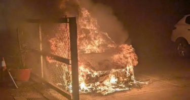 桃園市中壢區西園路一處停車場9日晚間發生火燒車事故，停放轎車突然自燃，警消迅速到場並於10分鐘內撲滅火勢，未造成人員傷亡。（圖／翻攝畫面）