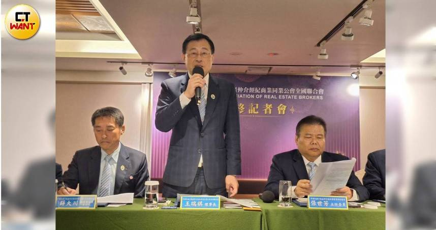 房仲全聯會理事長王瑞祺示警5顆未爆彈倒數計時中。（圖／林榮芳攝）