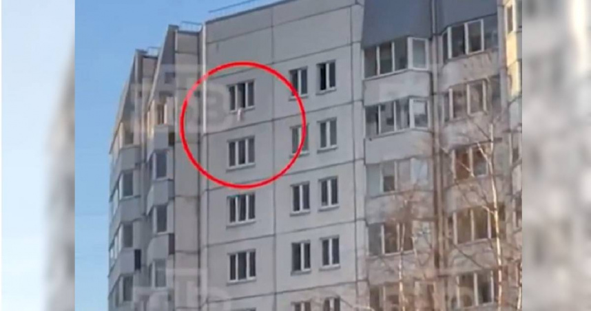 俄羅斯一名18個月幼童從10層樓高空墜落，所幸建築物外的護理師和路人合力救援，才沒釀成悲劇。（圖／翻攝自X／seostock）