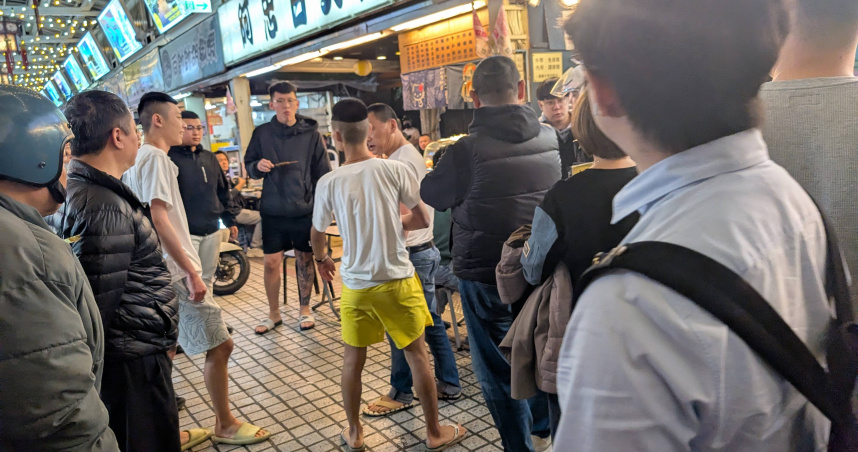 北市萬華區華西街郭家炒牛肉16日因機車禮讓問題發生打架糾紛。（圖／翻攝畫面）
