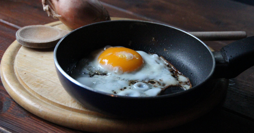 透過調整火候與蛋溫，可讓煎蛋外觀與熟度更均勻。（示意圖／Pixabay）