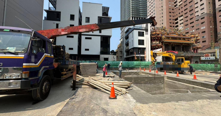 高雄前鎮工地鷹架突倒塌　30歲男工人摔進「2公尺深蓄水池」獲救送醫