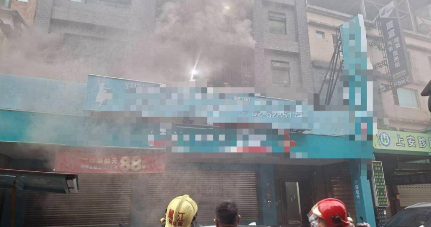 蘆洲公寓竄黑煙母女驚險逃生　5層樓住戶急撤火勢30分鐘內壓制