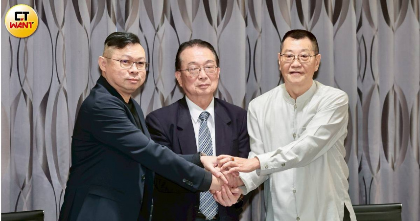 針對中華工程董事改選，兩大股東寶佳集團與威京集團握手言和，堡新投資董事長鄭斯聰（左起）、中華工程董事長周志明、威京集團代表沈慶光出席，說明相關事宜。（圖／黃耀徵攝）