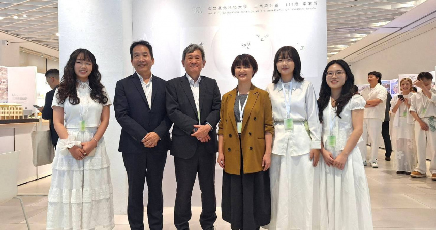 YKK AP贊助北科大工設系畢業展，YKK AP董事長安田典生(左3)與總經理張國安(左2)親自出席活動，與工設系主任張若菡和同學合影。（圖／YKK AP提供）