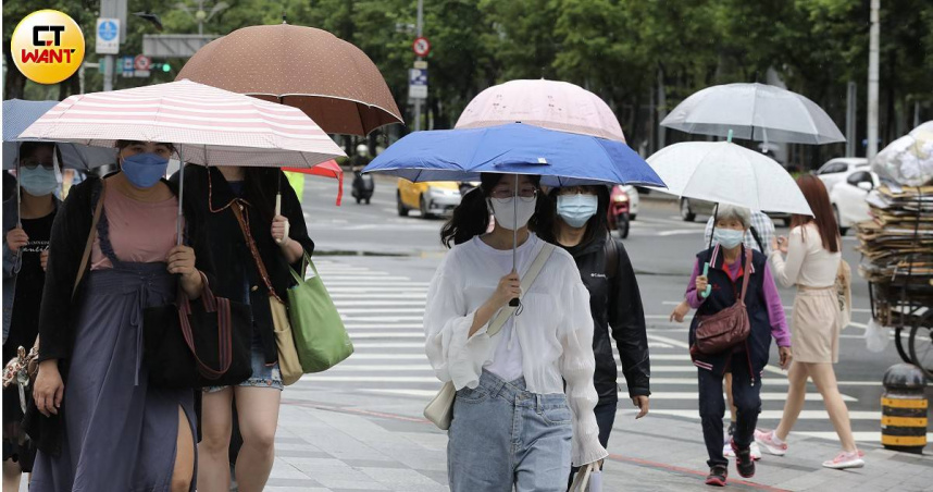 今天受梅雨鋒面影響，中部以北可能出現雷雨。（示意圖／劉耿豪攝）
