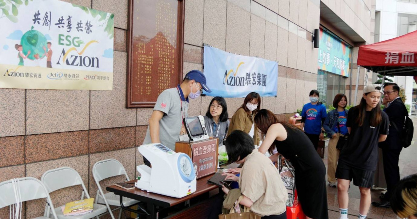 不畏雨天，驊宏資通與關係企業員工攜手民眾，熱情響應捐血活動。（圖片／驊宏資通提供）