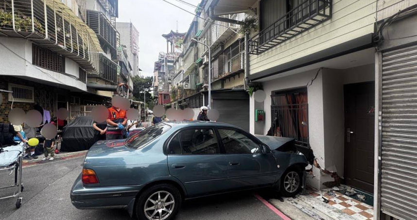 83歲翁誤踩油門暴衝撞民宅！　車頭全毀骨折送醫掀高齡駕駛爭議