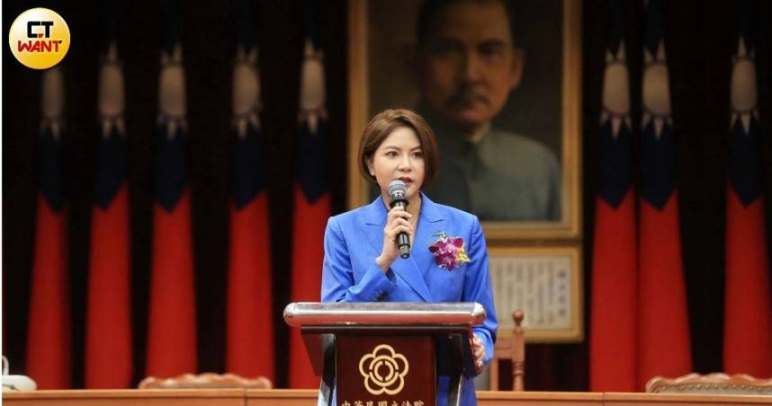 國民黨立委陳菁徽翻出民進黨過去參與海峽論壇紀錄，質疑現任陸委會主委邱垂正對饒慶鈴案採取雙重標準。（圖／周志龍攝）
