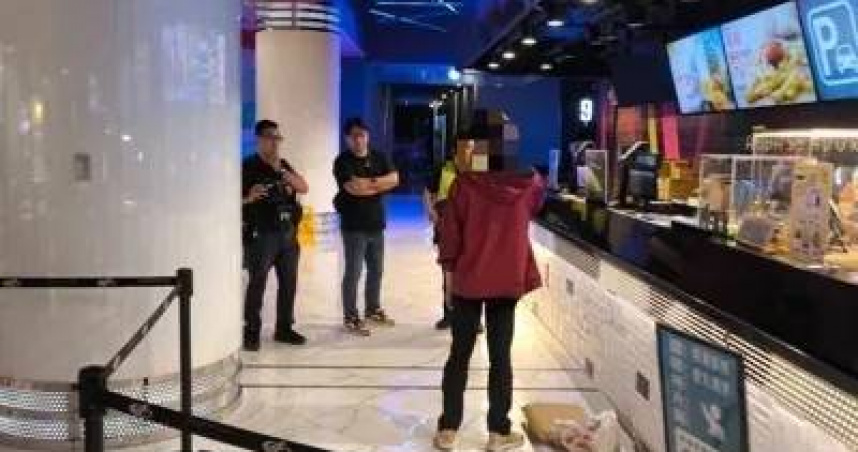 搶不到《太空超人》海報竟亮刀！男闖SKM PARK挾持式對峙　警發海報安撫化解危機