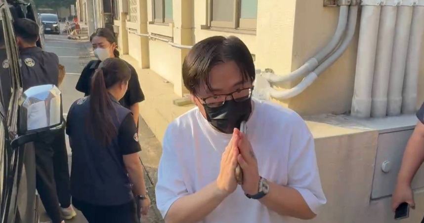 母親為自己拉票慘遭公車輾過身亡　周韋翰悲慟相驗雙手合十吐4字
