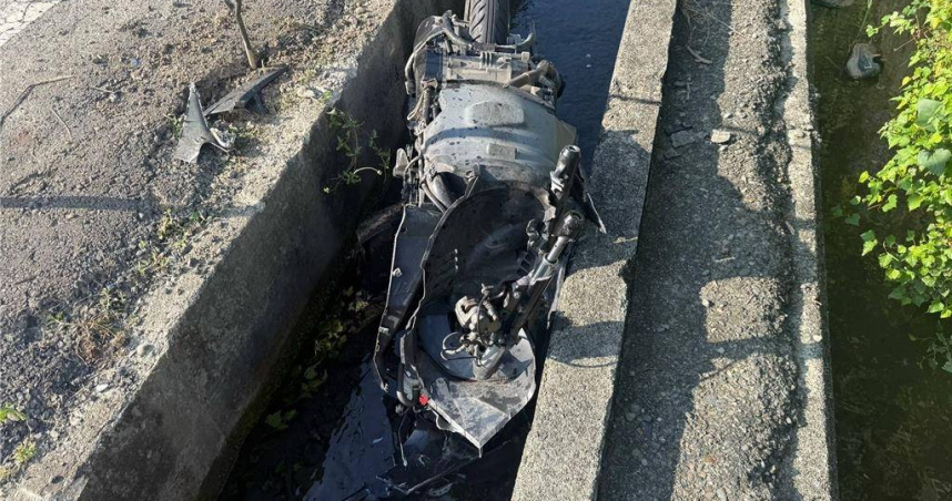 屏東嚴重車禍！雙載機車撞汽車　騎士、乘客遭撞飛至大排雙亡