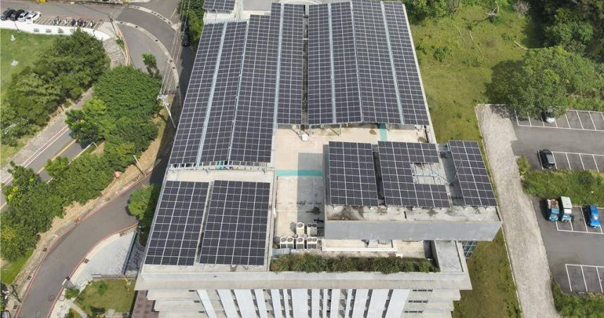 8月1日起，屋頂光電新制上路，凡新、增建物建築面積超過1,000平方公尺，屋頂皆須設置光電板。圖為桃園區殯葬管理所立體停車場。（圖／桃園經發局提供）