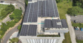 8月1日起，屋頂光電新制上路，凡新、增建物建築面積超過1,000平方公尺，屋頂皆須設置光電板。圖為桃園區殯葬管理所立體停車場。（圖／桃園經發局提供）
