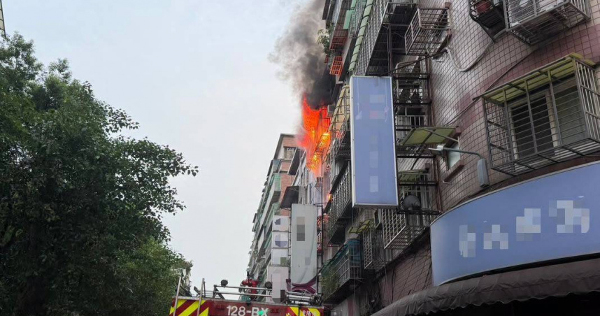 三重三民街今清晨發生火警。（圖／翻攝畫面）