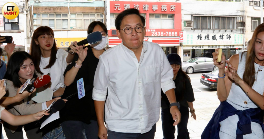 作假帳不實驗資全認了　名廚詹姆士遭起訴首度現身