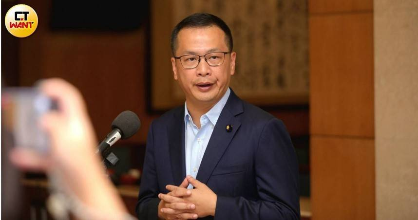 國民黨立委羅智強分析年底台北市選情，認為市長選舉相對穩定，但藍白議員參選人面對綠營保守提名策略，席次競爭仍有不小壓力。（圖／周志龍攝）