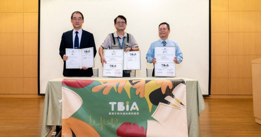 台電與臺灣生物多樣性資訊聯盟委員會共同簽署合作意向（MOA），正式建立合作夥伴關係，由台電總經理郭天合(左)與聯盟委員會會長楊嘉棟(中)代表簽署。（圖片提供／台電）