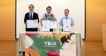 台電與臺灣生物多樣性資訊聯盟委員會共同簽署合作意向（MOA），正式建立合作夥伴關係，由台電總經理郭天合(左)與聯盟委員會會長楊嘉棟(中)代表簽署。（圖片提供／台電）