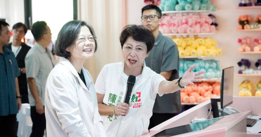 前總統蔡英文南下台南，親自開箱陳亭妃充滿設計巧思的競選總部。（圖／陳亭妃辦公室提供）