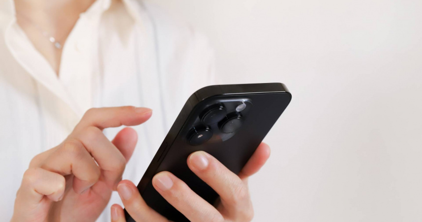 iOS 26「通話篩選」功能會讓手機自動代接未知號碼的來電，不會響鈴。（示意圖／photoAC）