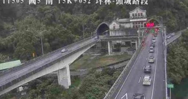 國道5號雪山隧道今日下午南下15.7公里處內線發生3車連環追撞。(圖/翻攝畫面)