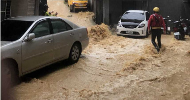 豪雨來襲! 屏東瑪家部落溪水暴漲 4人受困待救援