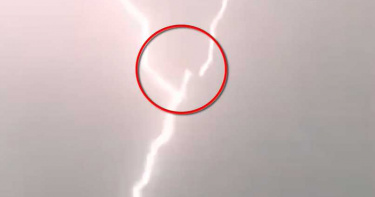驚險瞬間!倫敦飛機遭「3道閃電擊中」…天空爆出隆隆巨響