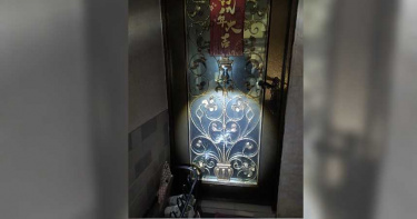 行車糾紛埋怨恨 2惡煞持瓦斯槍掃射玻璃大門洩憤