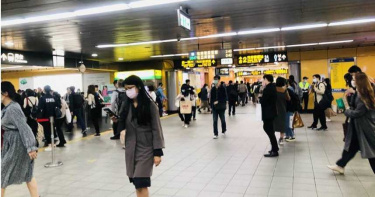 防疫老鼠屎!醉男未帶口罩上捷運 隨地吐檳榔渣遭警強制帶回