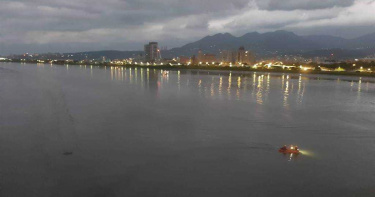 印尼男大生遊艇開趴醉落水失蹤24小時 警消不放棄急搜淡水河
