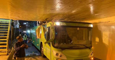 台南雙層客運「衝進地下道」!上方座位全撞毀...警方到場處理中
