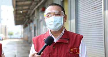 侯友宜今前往家禽合作社視察。（圖／新北市新聞局提供）