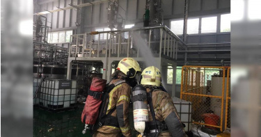 台南市柳營科技工業區上午一家科技廠氨氮廢液設備起火燃燒，幸好工廠人員與消防人員快速滅火，無人員受傷受困。（圖／讀者提供）