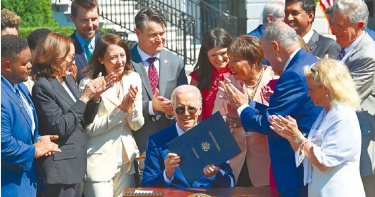 行政院今將審議號稱台版晶片法的《產業創新條例》第10之2條修正草案，拍板後明年元旦上路PP。圖為當地時間8月9日，美國總統拜登在白宮簽署《晶片和科學法案》。（圖／中新社）