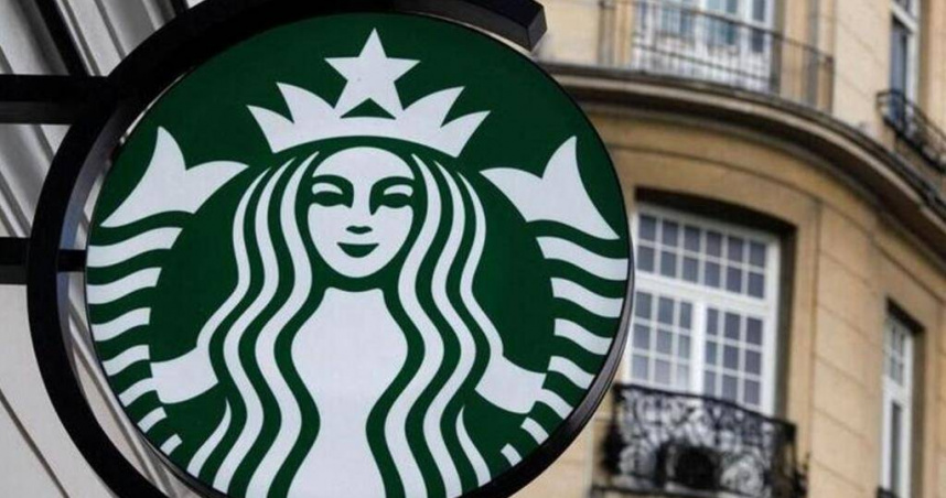 波蘭華沙一處星巴克門市外牆的招牌（圖／路透社）
