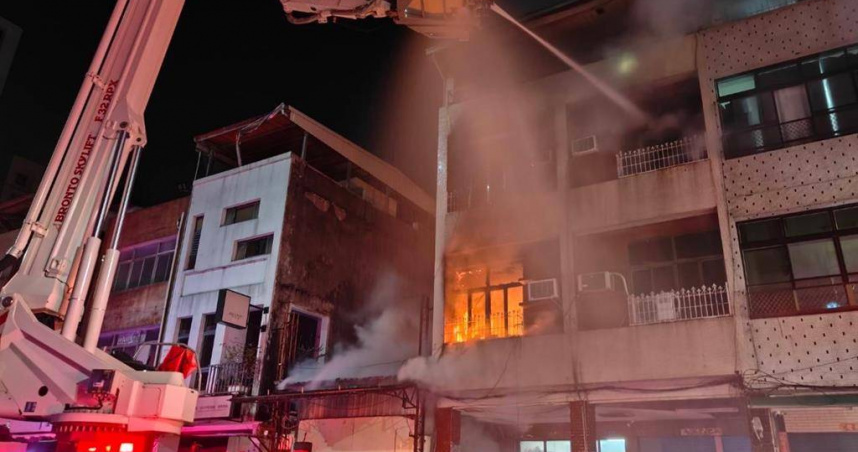 高雄市前金區19日深夜有倉庫突然起火燃燒，消防趕抵後立刻佈水線灌救。（圖／民眾提供／中國時報紀爰高雄傳真）