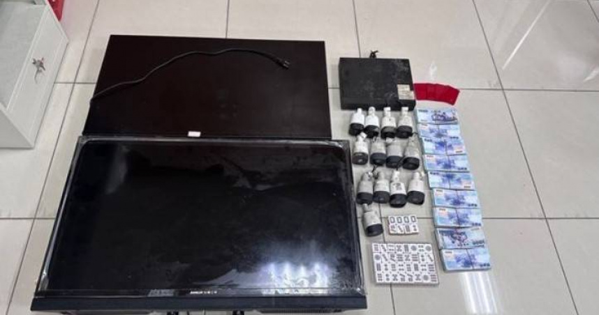 萬華有2棟民宅打通後私設職業賭場，警方攻堅逮獲44人及賭資等證物。（圖／翻攝畫面）