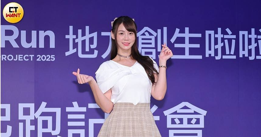 中信兄弟啦啦隊短今表示，爸爸騎車摔車。（圖／楊澍攝）