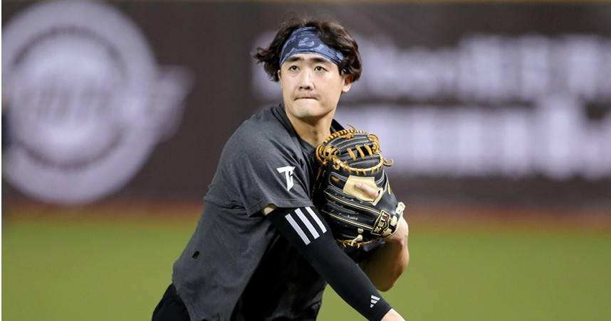 台韓國際交流賽12日在台北大巨蛋登場，由經典賽資格賽中華隊對韓職樂天巨人隊，中華隊先發捕手高宇杰。（圖／中國時報記者黃世麒攝）