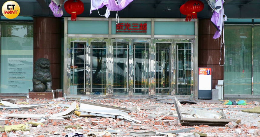 新光三越原開放員工入內拿物品，又急轉彎取消。（圖／黃耀徵攝）