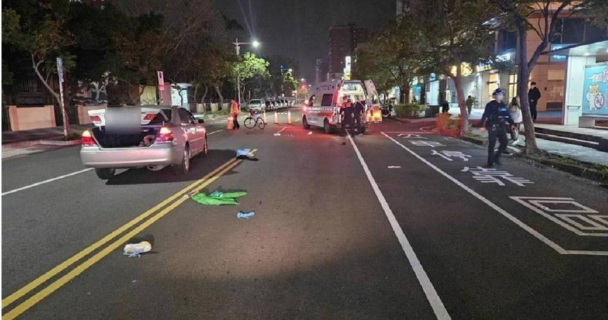 婦人過斑馬線遭狂飆轎車撞飛，再遭輾壓慘死。（ 圖／翻攝畫面）