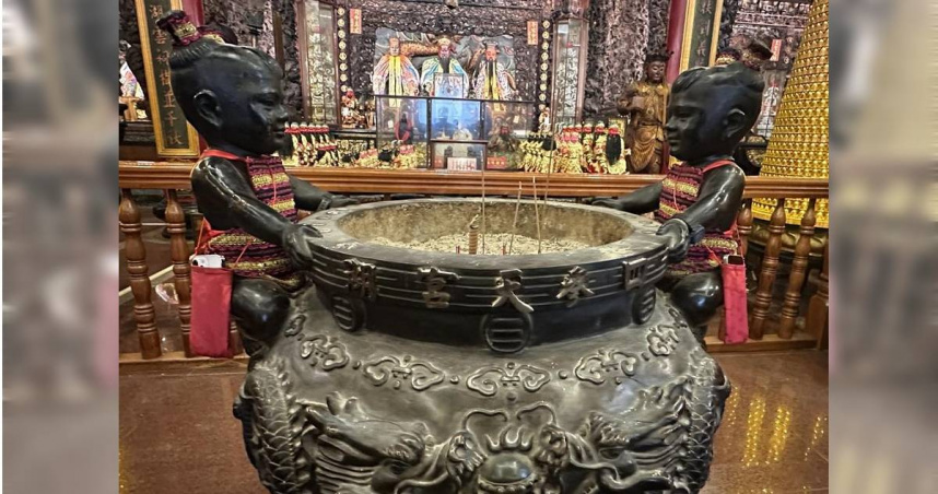 四湖鄉參天宮後殿童子爐上面的2名童子多了手機與手機揹帶。（圖／中國時報周麗蘭攝）