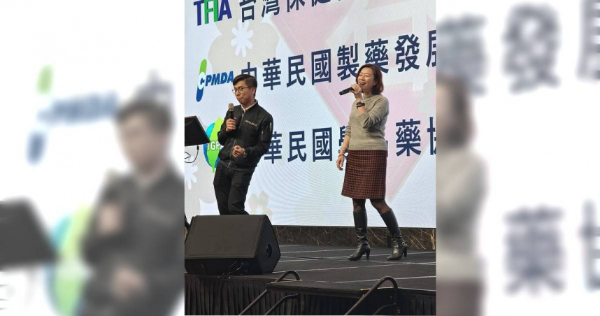 凌濤指出，19日晚上製藥公會舉辦尾牙，正當醫護忙到身心俱疲時，林靜儀不僅以貴賓身分致詞，竟還留下來與鍾佳濱立委熱情嗨唱。（圖／取自凌濤臉書）